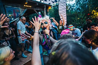 Bühne Dragqueen Melt