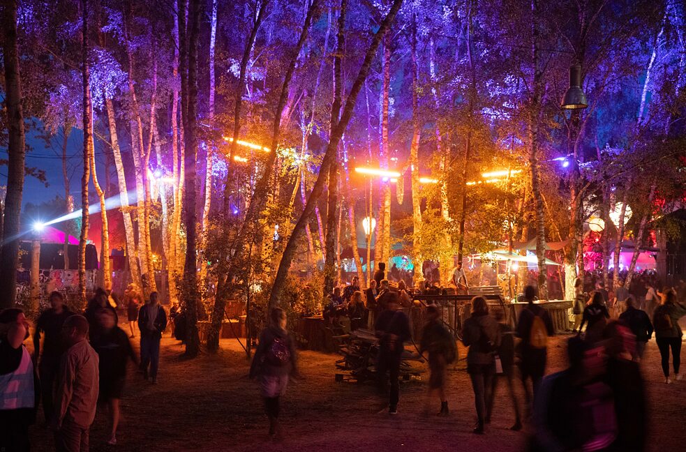 Festivalbesucher*innen auf dem Gelände des Fusion-Festival 2019.