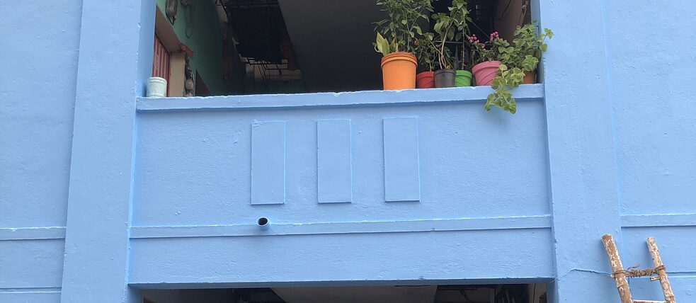 Die Wand von Chennai erhält eine Schicht Grundfarbe in Blau.