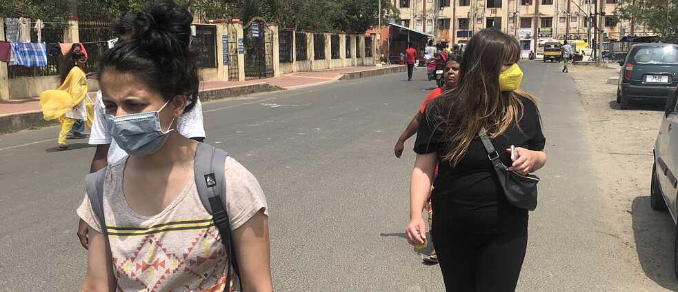 Aashti Miller und Greta von Richthofen erkunden die Gassen von Kannagi Nagar.