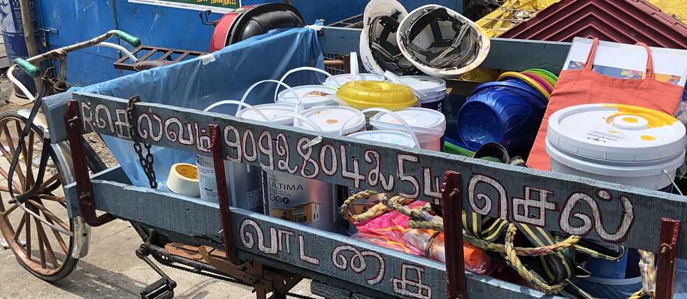 Die Farbeimer für das Wandbild in Chennai stehen bereit.