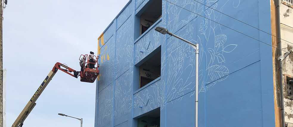 Die erste Farbe des Wandgemäldes, die an der Wand erscheint, ist Gelb.