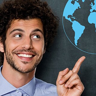 Ein Mann zeigt auf ein Bild von der Erdkugel.