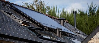 Die Sonnenwärme nutzen, um das Haus und das Wasser zu heizen.