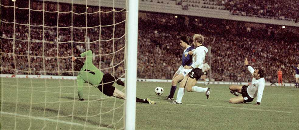 DDR-Stürmer Jürgen Sparwasser (2.v.l.) erzielt, vorbei am Abwehrspieler Berti Vogts (2.v.r.) und Torhüter Sepp Maier (l.), die 1:0-Führung gegen das BRD-Team.