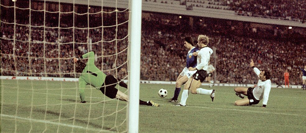 DDR-Stürmer Jürgen Sparwasser (2.v.l.) erzielt, vorbei am Abwehrspieler Berti Vogts (2.v.r.) und Torhüter Sepp Maier (l.), die 1:0-Führung gegen das BRD-Team.