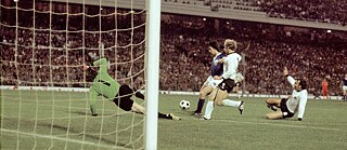 DDR-Stürmer Jürgen Sparwasser (2.v.l.) erzielt, vorbei am Abwehrspieler Berti Vogts (2.v.r.) und Torhüter Sepp Maier (l.), die 1:0-Führung gegen das BRD-Team.
