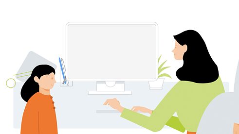 Eine Frau und ein Mädchen befinden sich vor einem Tisch, auf dem ein Computer steht