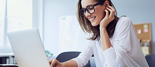 Frau lernt mit Laptop