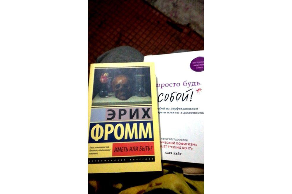 Überraschung! Im Rucksack sind noch zwei Bücher aus Vorkriegszeiten: Erich Fromms „Haben oder Sein?“ und Sarah Knights „You do You“.