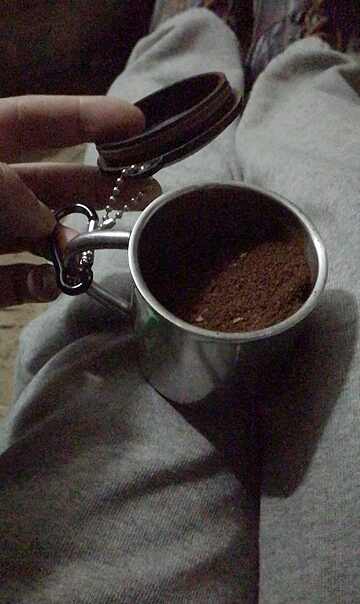 Wichtig: Lieblingstasse und genügend Kaffee bis zum nächsten Morgen.