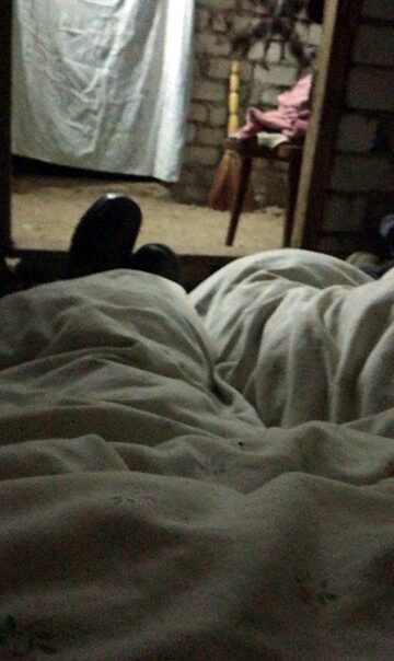 Schlafen im Schutzkeller gelingt oft nur in kurzen Ruhephasen ohne Beschuss.