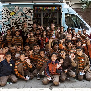 Gruppe von Kinder vor einem Bibliotheksbus