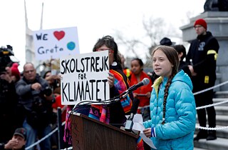 Noch selten habe eine junge Frau so viel Wirkung und Sichtbarkeit gehabt, sagt die Geografin Sarah Kessler mit Bezug auf Greta Thunberg. Es stoße Menschen aus verschiedenen Richtungen sauer auf, dass ausgerechnet eine junge Frau, die so stark aus jeglicher Konvention und Hierarchie in Bezug auf politische Diskurse ausbricht, so viel Aufmerksamkeit erhält.
