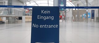 Ein Schild mit der Aufschrift „Kein Eingang. No entrance“ steht in der Glashalle des Messegeländes: Die Leipziger Buchmesse wurde 2022 zum dritten Mal in Folge wegen der Corona-Pandemie abgesagt. 