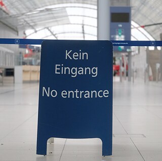 A sign with the inscription “Kein Eingang. No entrance” can be seen in the glass lobby of the exhibition centre: the Leipzig Book Fair was cancelled in 2022 for the third time in a row because of the coronavirus pandemic. 