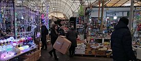 Bazaar and household items in the Troieshchyna district of Kiev)
