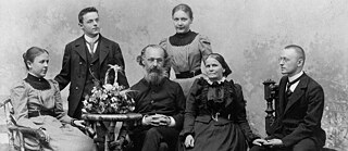 Die Familie von Johannes und Marie Hesse-Gundert, von links nach rechts, Tochter Adele, Sohn Hans, Vater Johannes, Tochter Marulla, Mutter Marie, Sohn Hermann, aufgenommen in Calw im Jahr 1899.
