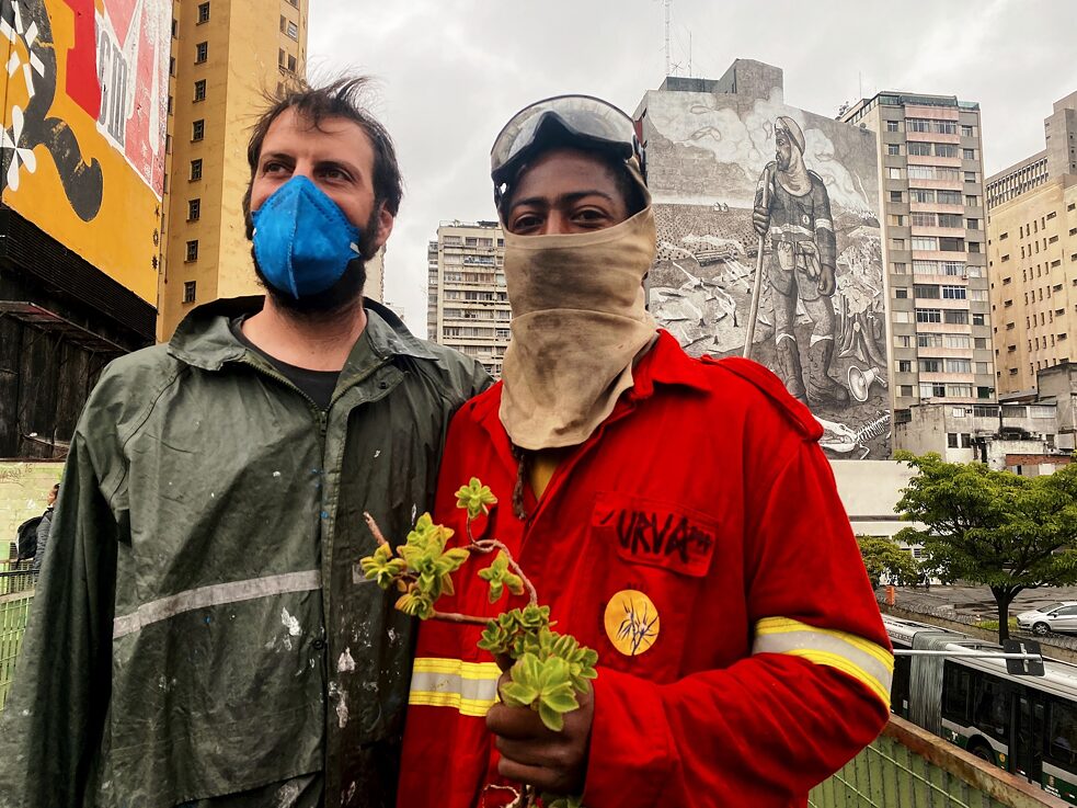 The artist Mundano and the forest firefighter Curva de Vento.