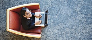 Frau mit Laptop