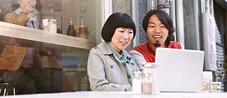 Zwei Personen an einem Laptop