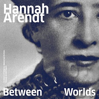 Auf dem Cover ist die vergrößerte linke Hälfte eines schwarz-weißen Passfotos von Hannah Arendt zu sehen, das im Mundbereich Arendts von einem Stempel markiert ist. Oben links ist in weißen Lettern der erste Teil des Titels – Hannah Arendt – zu sehen, während unten rechts der zweite Schriftzug folgt: Between Worlds.