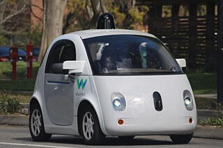 Ein selbstfahrendes Auto von Waymo auf der Straße in Mountain View, Kalifornien