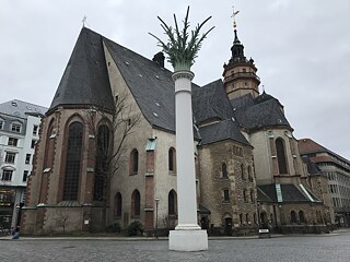 La Nikolaikirche e la colonna commemorativa della Rivoluzione pacifica