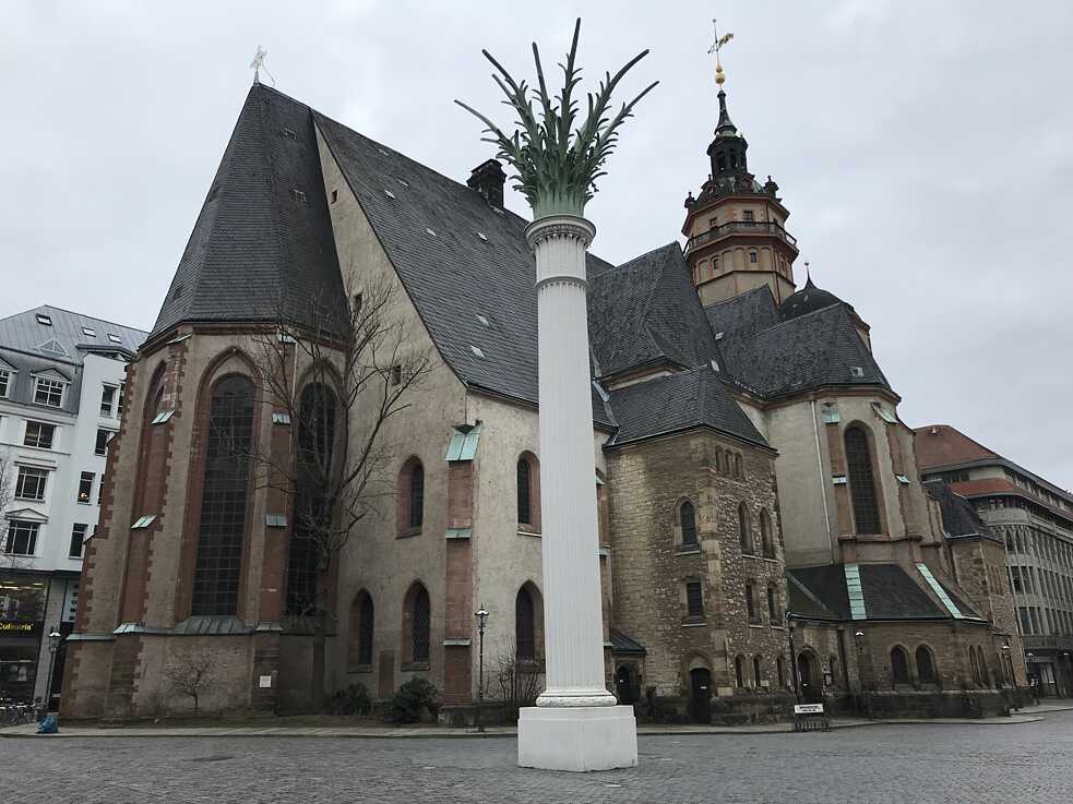 Die Nikolaikirche und die Nikolaisäule auf dem Nikolaikirchhof