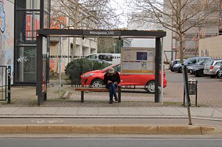 Eine Straßenbahnhaltestelle in der Karl-Liebknecht-Straße