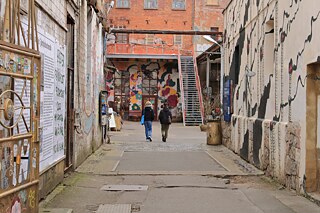Der Eingang zu einer ehemaligen Fabrik in der KarLi, die in ein Kulturzentrum umgewandelt wurde