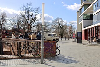 Studenten in der Mittagspause auf dem Universitätscampus