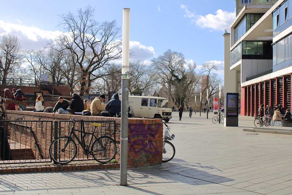 Studenten in der Mittagspause auf dem Universitätscampus