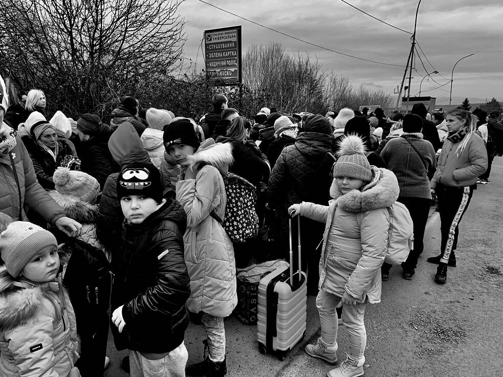 Medzi utečencami sú takmer výlučne ženy a deti. Muži vo veku 18 až 60 rokov nesmú opustiť krajinu.