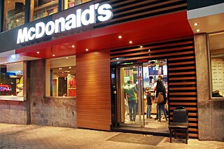 أبوان مع طفلهما في مطعم ماكدونالدز في الإسكندرية، مصر.