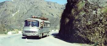 Jonathan Benyons Mercedes 0321-Bus mit britischer Zulassung, der Silver Express – gelegentlich auch The Silver Slug genannt – auf der Straße Pokhara-Kathmandu in Nepal. 