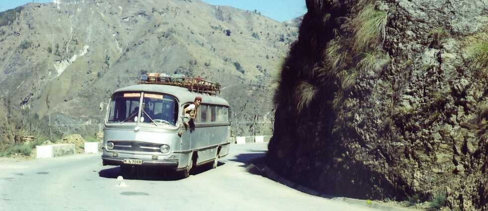 Jonathan Benyons Mercedes 0321-Bus mit britischer Zulassung, der Silver Express – gelegentlich auch The Silver Slug genannt – auf der Straße Pokhara-Kathmandu in Nepal. 