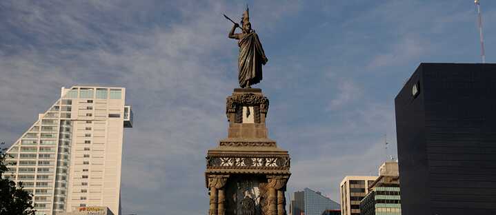 Estatua del emperador azteca Cuauhtémoc, Paseo de la Reforma, Ciudad de México, México.