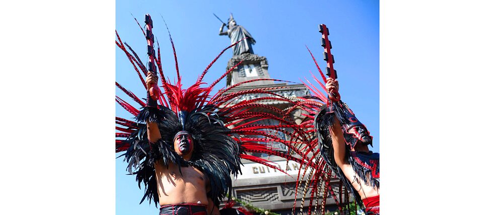 Am 28. Februar 2011 erinnern mexikanische Indigene an Cuauhtémoc, den letzten Gouverneur von Mexiko-Tenochtitlan, vor seiner Statue in Mexiko-Stadt. 