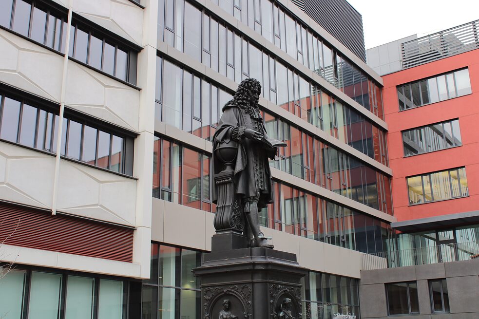 La statua di Leibniz nel campus universitario