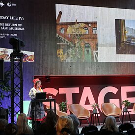 Áile Aikio hält eine Präsentation in Think Corner Helsinki