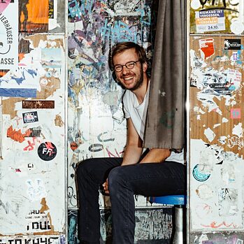 Den tyske forfatter Matthias Jügler sidder i en fotoautomat.