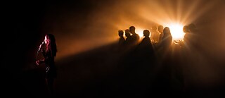 Singende Frau auf einer Bühne