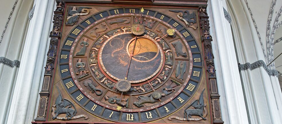 Horloge astronomique dans l’église Notre-Dame.