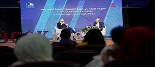 Larissa Bender bei Ihrem Vortrag auf der internationalen Buchmesse in Basra