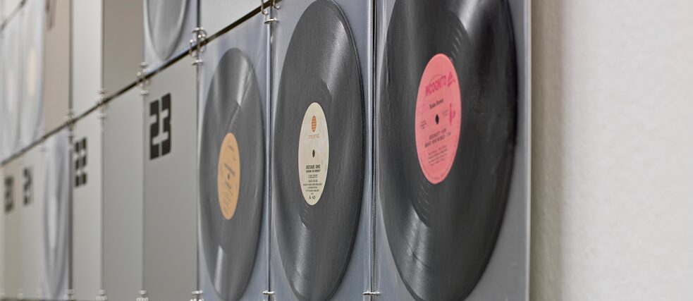 Maryam Jafri  - Model 500, 2019, métal, vinyle LP, plastique, texte en vinyle, 685 x 335 cm