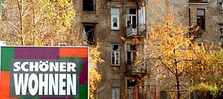 크뢰펠리너-토어-포어슈타트의 황폐한 거리의 집들에 사람들이 불법으로 거주하던 시절의 사진. 재개발된 이 곳은 오늘날 인기 지역이 되었다.