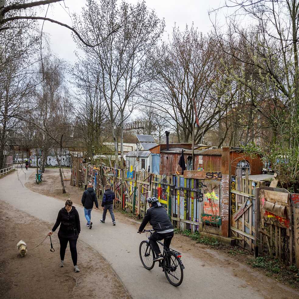 The Wagenburg Lohmühle in Berlin is situated directly at the Landwehrkanal, a canal of the Spree