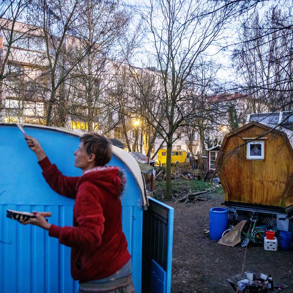 Franzi touching up paint at Wagenburg Lohmühle in Berlin
