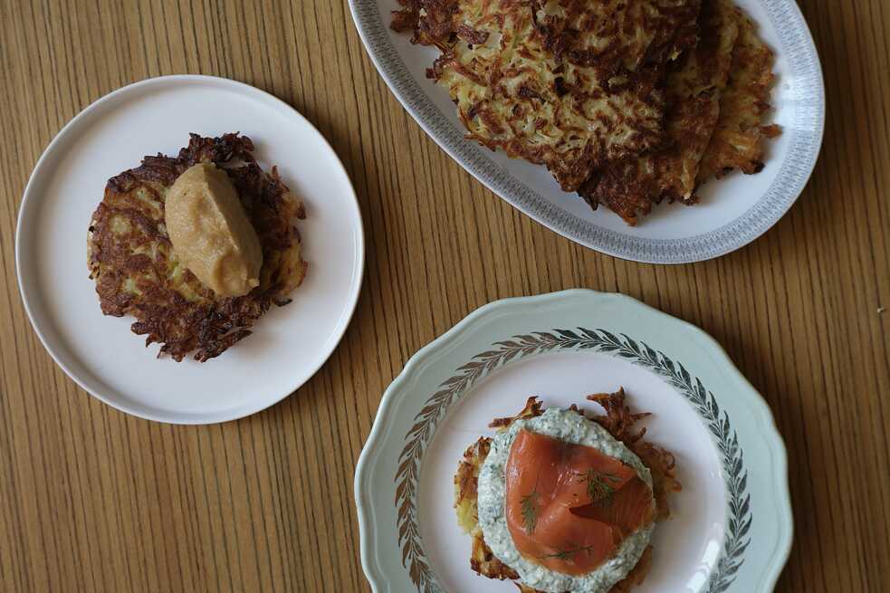 Kartoffelpuffer Gericht auf einem Tisch